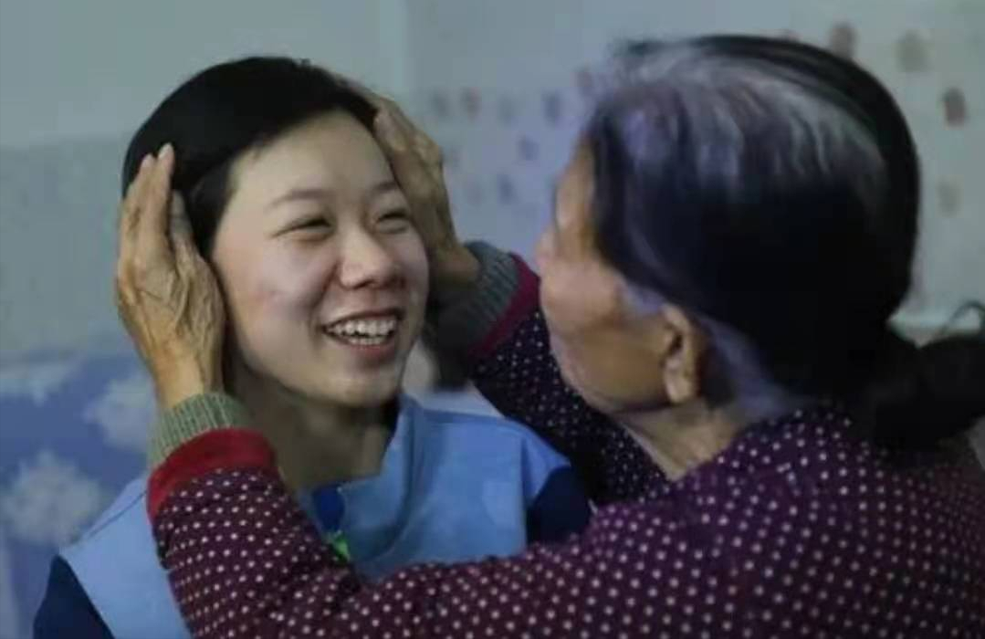 1994年，拾荒老人收养一独臂女弃婴，捡废品供她上学，如今怎样了