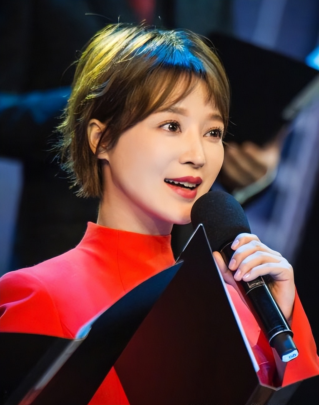 央视名嘴胡蝶:闪婚大12岁的陆川,婚后长期分居的她真的幸福吗?