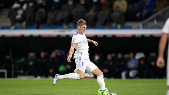 典礼中场的由来（典礼中场-中场位置的完美模板，巨舰起航的关键助力）