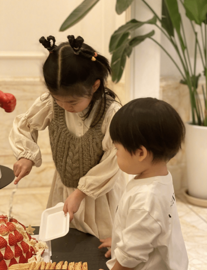 汪峰携家人看展被偶遇，从背后抱章子怡贴身热聊，儿子被赞超可爱