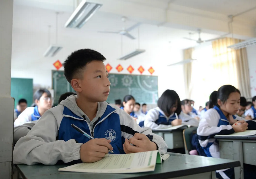 大中小学“暑假时间”公布，最长假期52天，学生心里乐开了花