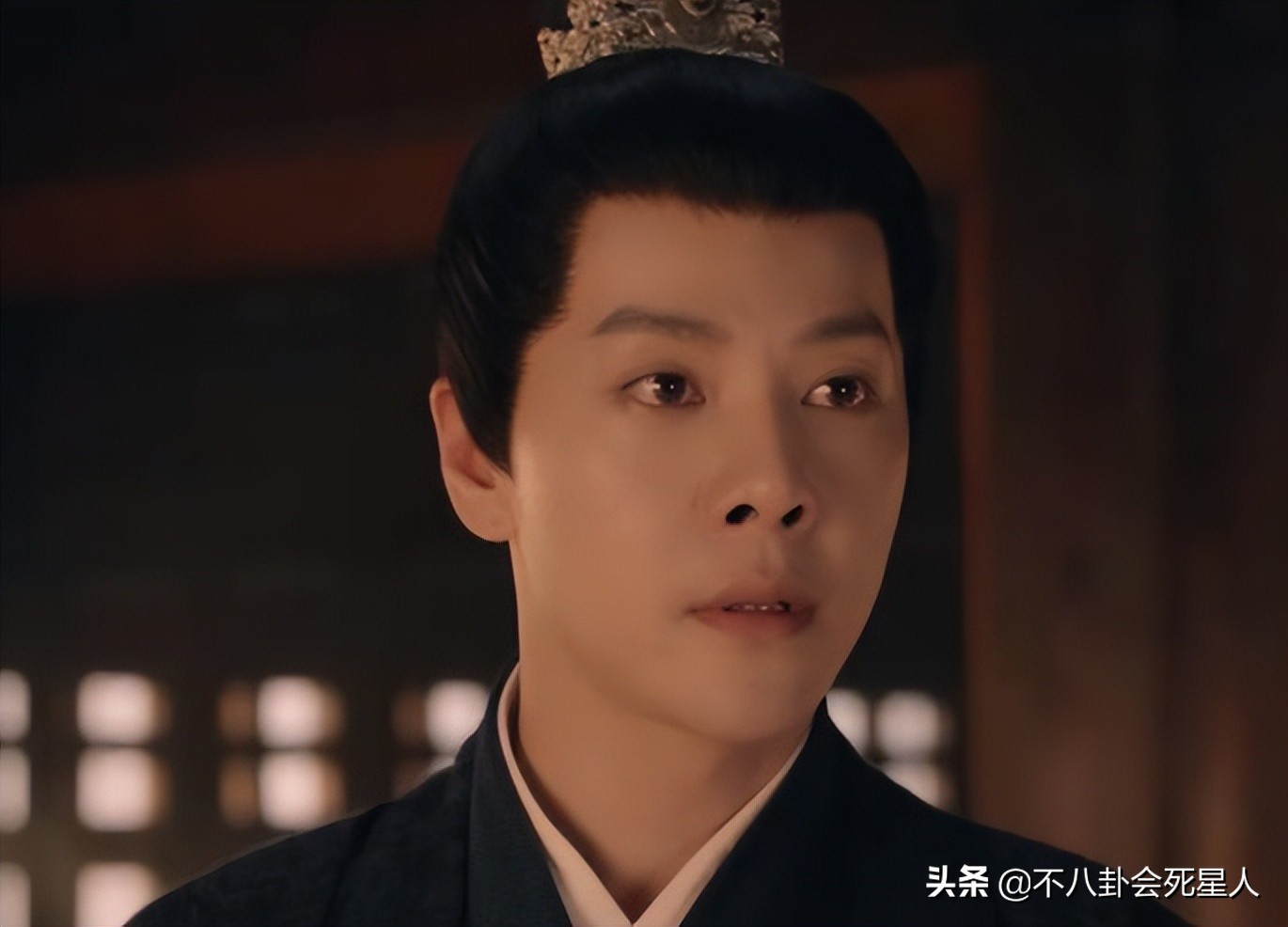 厚嘴唇、大鼻孔、长方脸，这7位男星看似很帅，实则奇怪