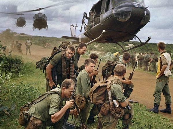 卡罗大队(疯狂"休伊":越南上空的丛林"巴士",竭力诠释直升机的优越性)