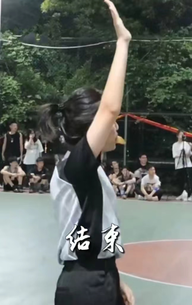杭州高校女生担任篮球赛裁判员，表现惊艳又美又飒，评论区却酸了