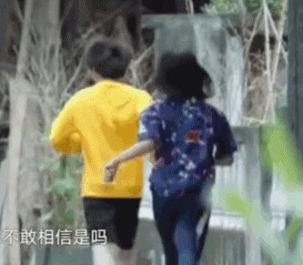 焉栩嘉新女友疑似张子枫！两人穿情侣装被拍，去年10月已被曝恋爱