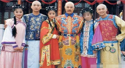 “皇帝专业户”张铁林：改国籍，字画卖十万，痴恋女学生不负责