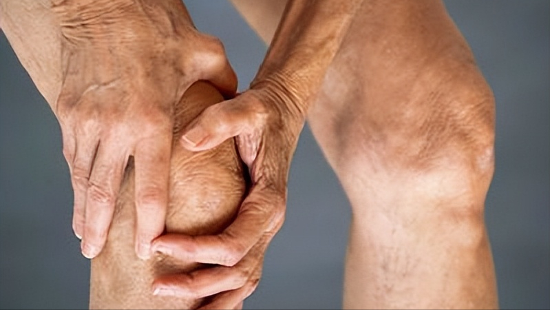 老年人下肢無力，有常見5個原因，怎樣預防和應對，醫生告訴您