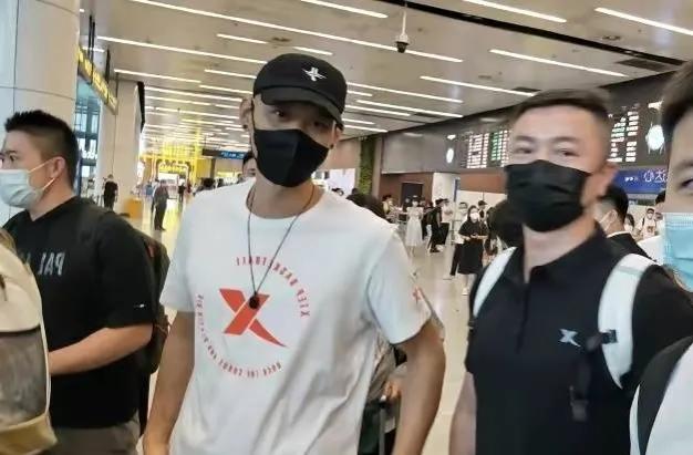 nba哪些明星來中國了（疫情之下只有一位NBA球星來中國行，狂熱球迷穿了七件球衣來見他）