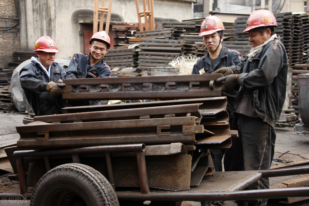 刘欢90年代响彻街头巷尾的一首歌是《从头再来》,给了下岗工人重新