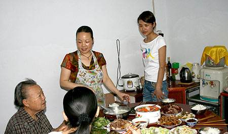 我是个“洗脚妹”，2009年被寻欢官员侵犯凌辱，反抗无望后杀人