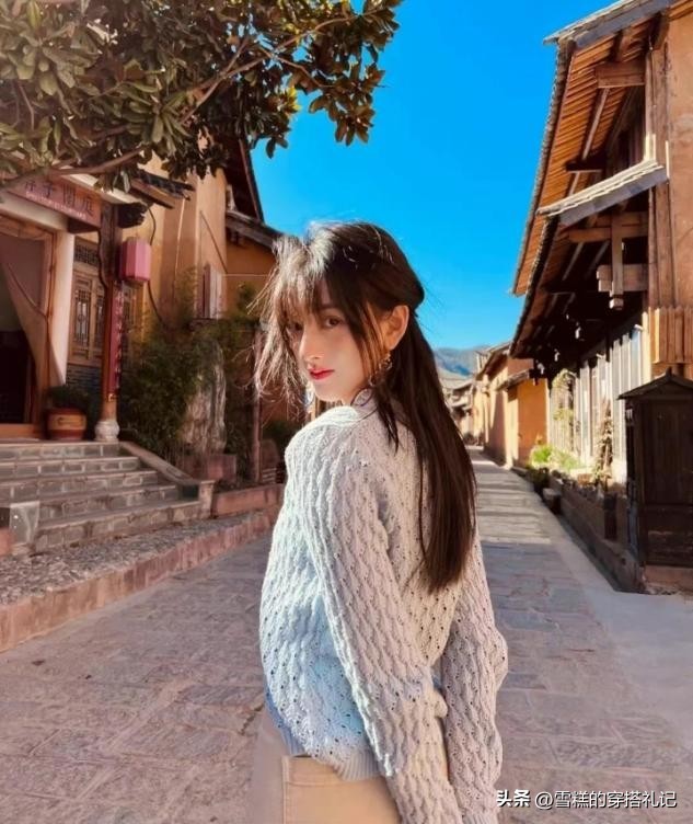 今秋上衣流行“穿短不穿长”，时髦显瘦显腿长，小个子都爱上了