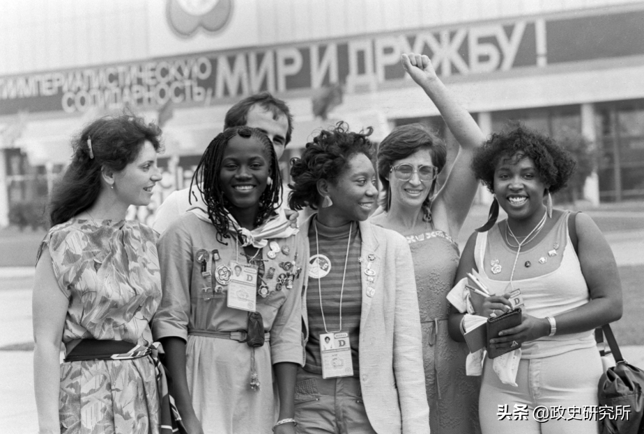 黑人留学生疯狂“猎艳”苏联女郎，遭苏联青年狂揍，引发黑人运动