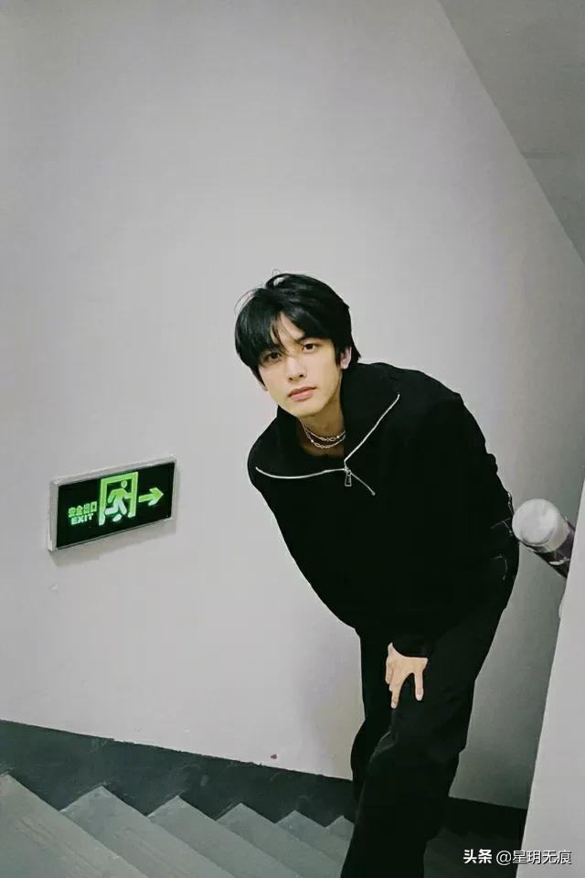 宋威龙晒九宫格随拍分享生活碎片 骑单车赏晚霞