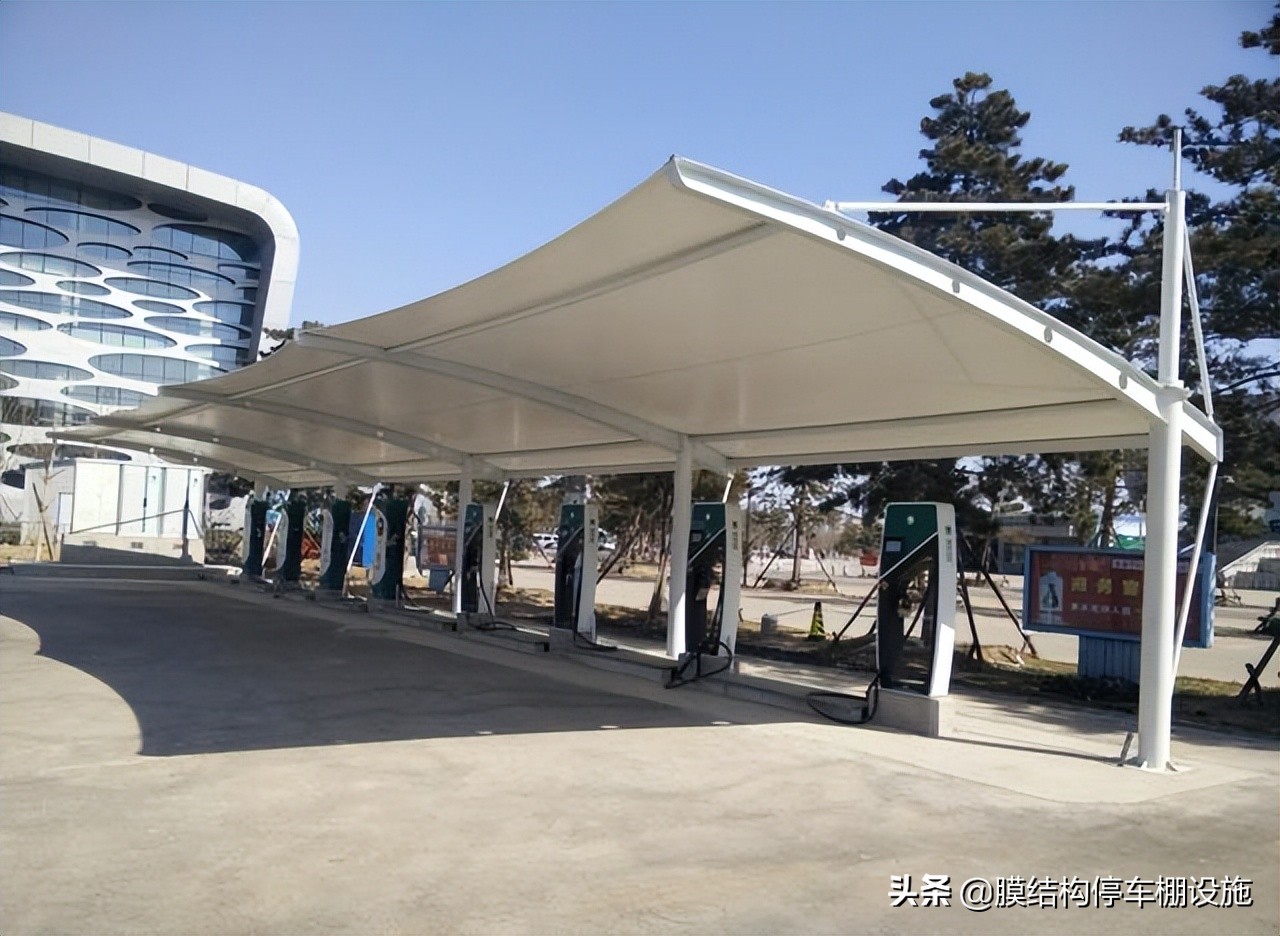 膜结构汽车棚,停车棚厂家一平方造价本钱是多少?