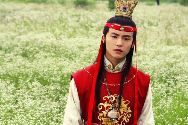 抹额造型别乱用，有人冷峻洒脱，有人呆萌可爱，关键还得脸型扛