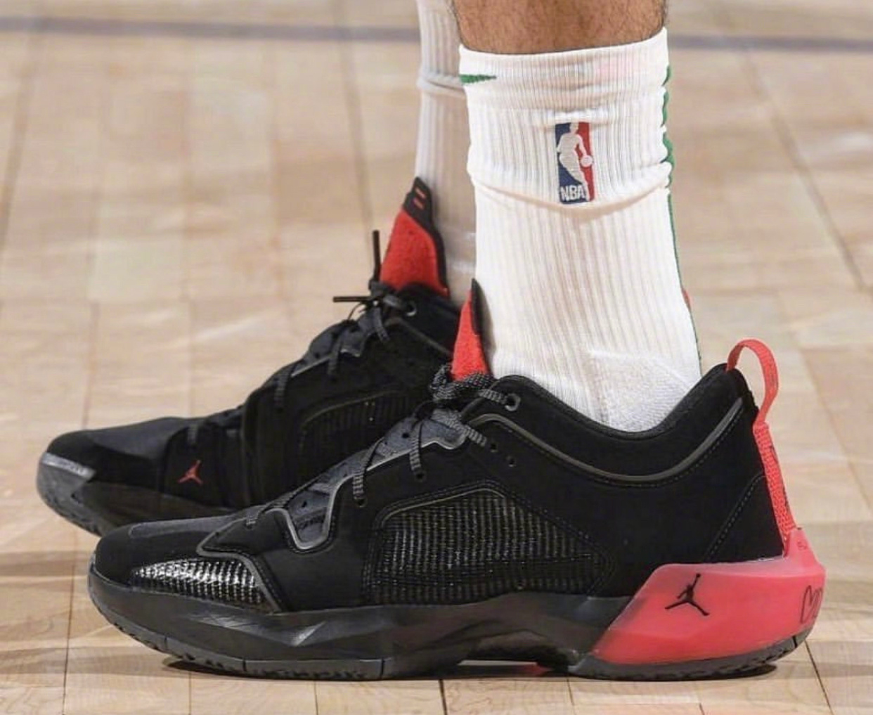 nba球員穿的都是哪些球鞋（NBA球員上腳：庫里穿curry1北極光，克萊穿安踏KT8）