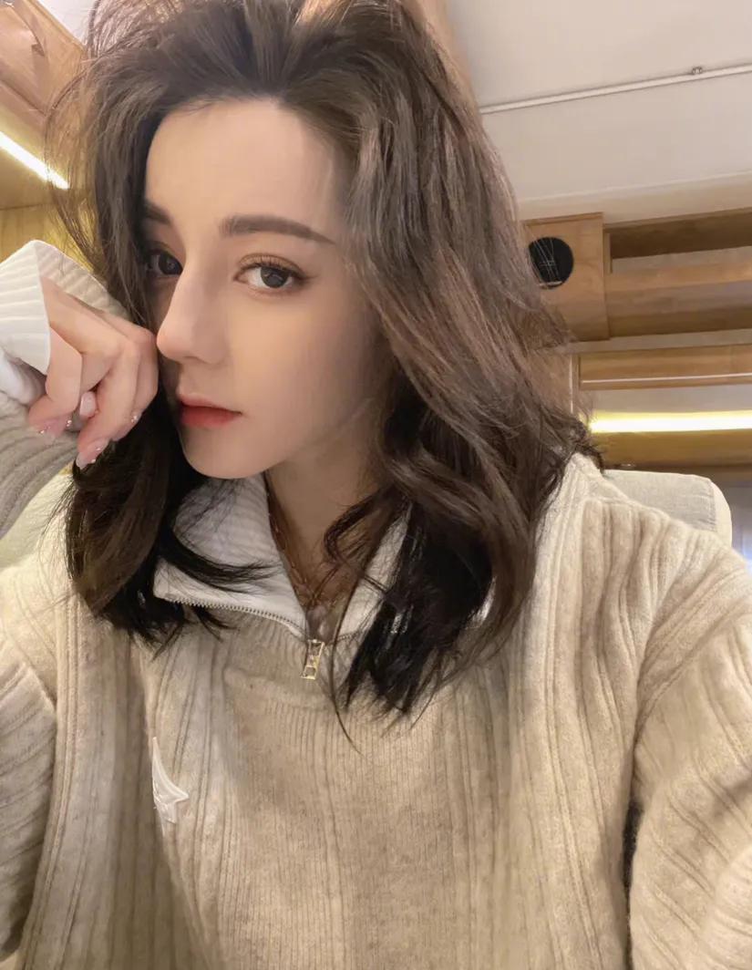 迪丽热巴的自拍照也好好看啊！巴掌脸真的太精致了