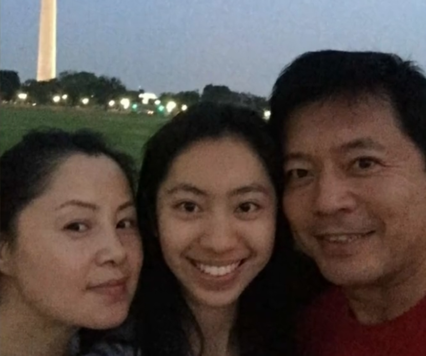 如今,何政军和妻子已经幸福地结婚了31年,他们的爱情依然如初恋般纯粹