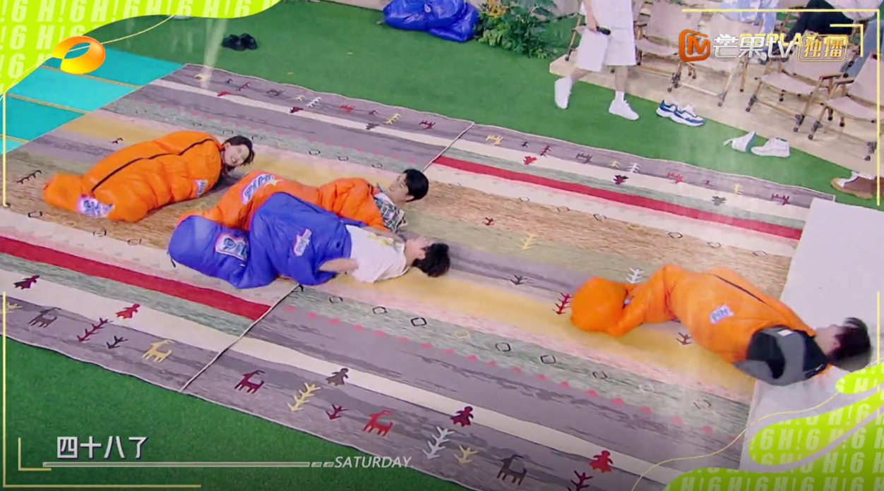 《你好，星期六》：玩体力游戏，被后辈踩头，48岁的何炅有多拼