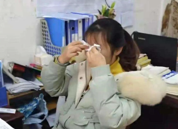 女老师上网课斥责学生，遭学校警告处分，有学生替老师叫屈
