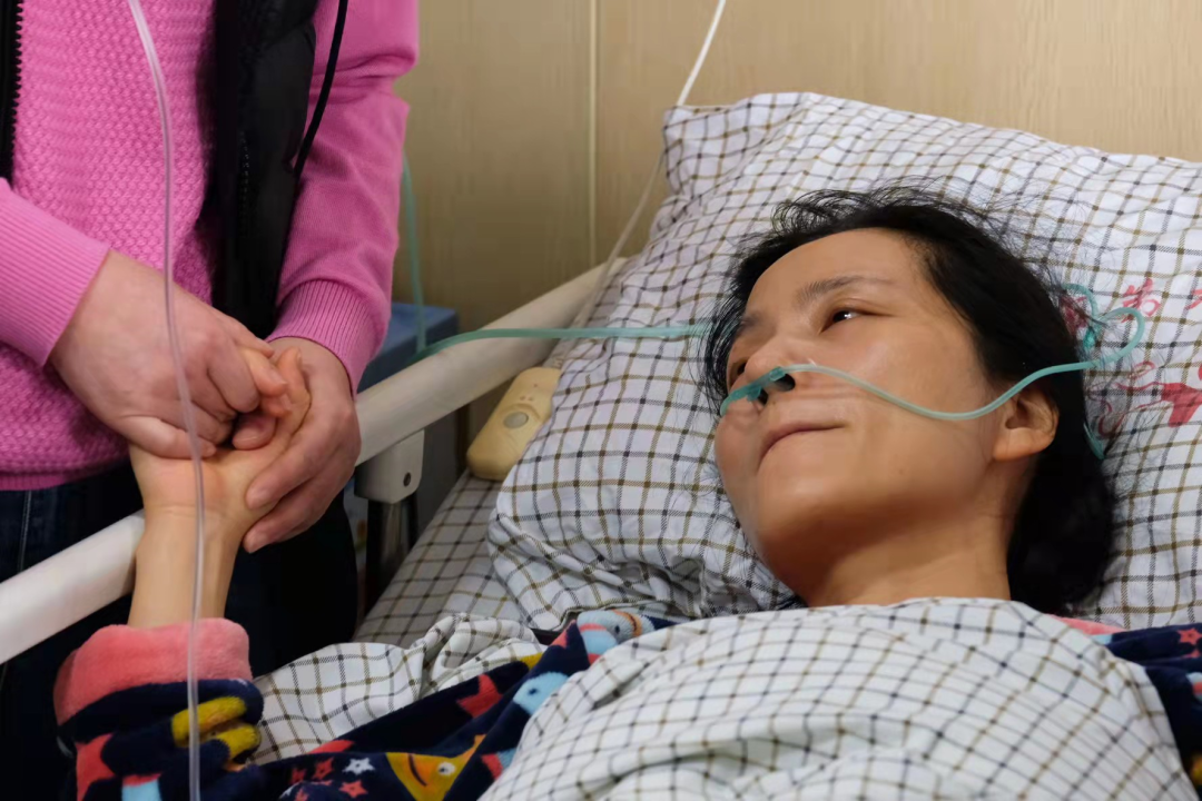 社区工作者电梯里连摔3次，手里攥着的笔记本里有什么？