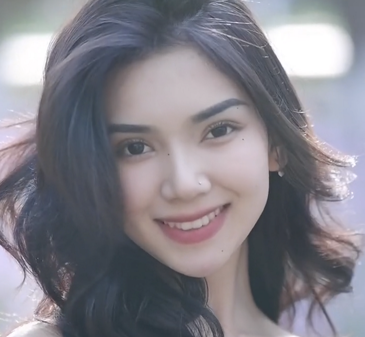 大学运动会“举牌女生”，气质出众像奥黛丽赫本，男生眼睛都直了