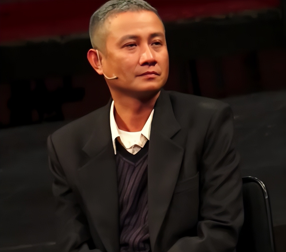 38岁文章近照曝光!头发花白目光呆滞像个老头,精神状态引担忧