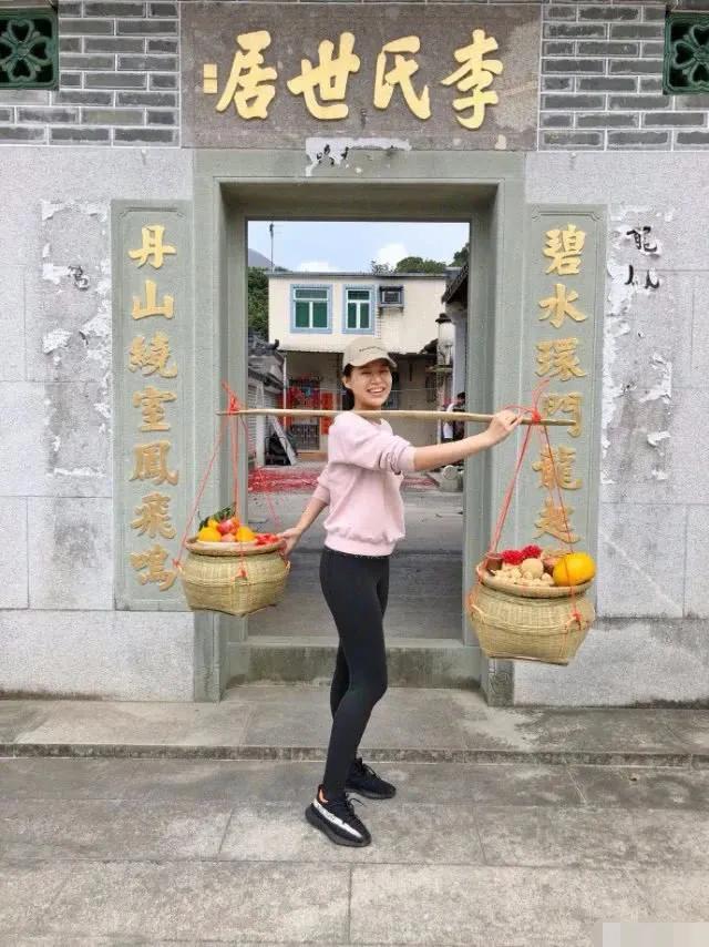 胡杏儿除夕随老公回老家祭祖，一家五口同框超幸福，三个儿子很帅