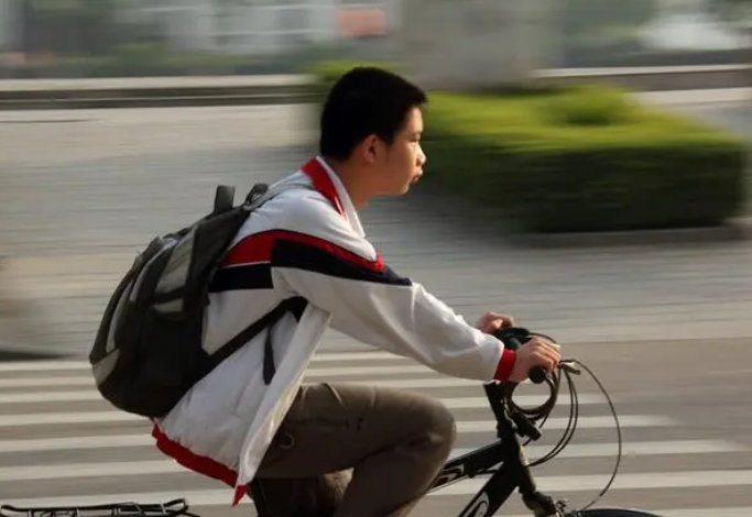 “多亏母亲的坚持”，大学生的肺腑之言，道出走读和住校的差距