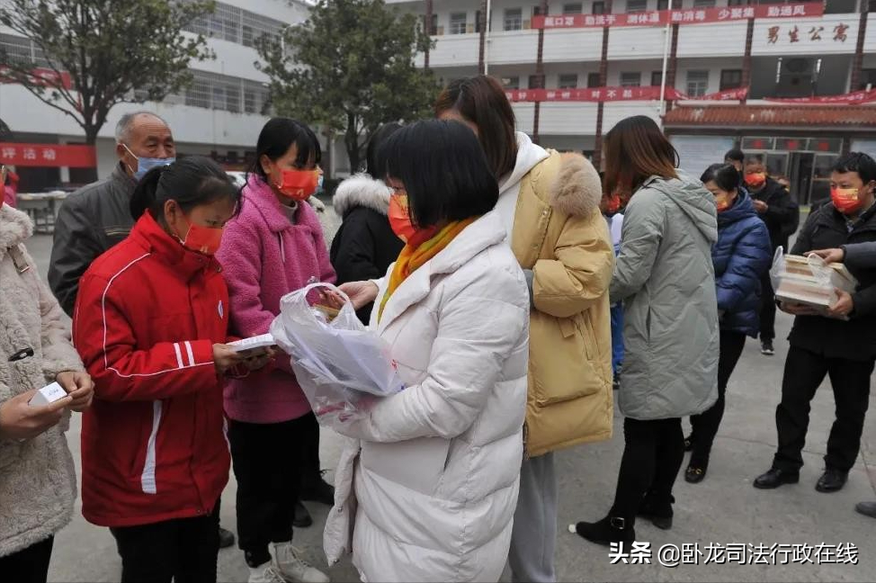 卧龙区律师公益行—广东普罗米修（南阳）律师事务所冬季助学献爱心