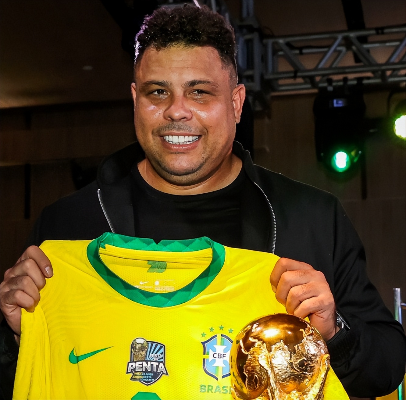 巴西02世界杯冠军成员再聚首！王牌中场胖到完全认不出 远超大罗