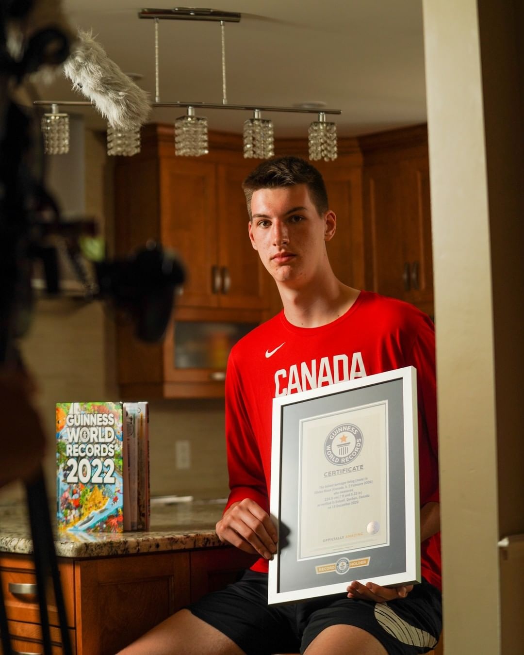 世界上最高的人是谁(加拿大，16岁少年突破吉尼斯纪录，身高2.28米，成为世界最高少年)