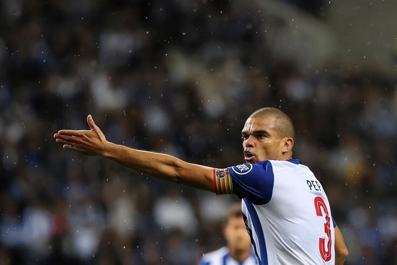 这位39岁的老将就因为身体原因没有进入大名单,而缺少队长的波尔图