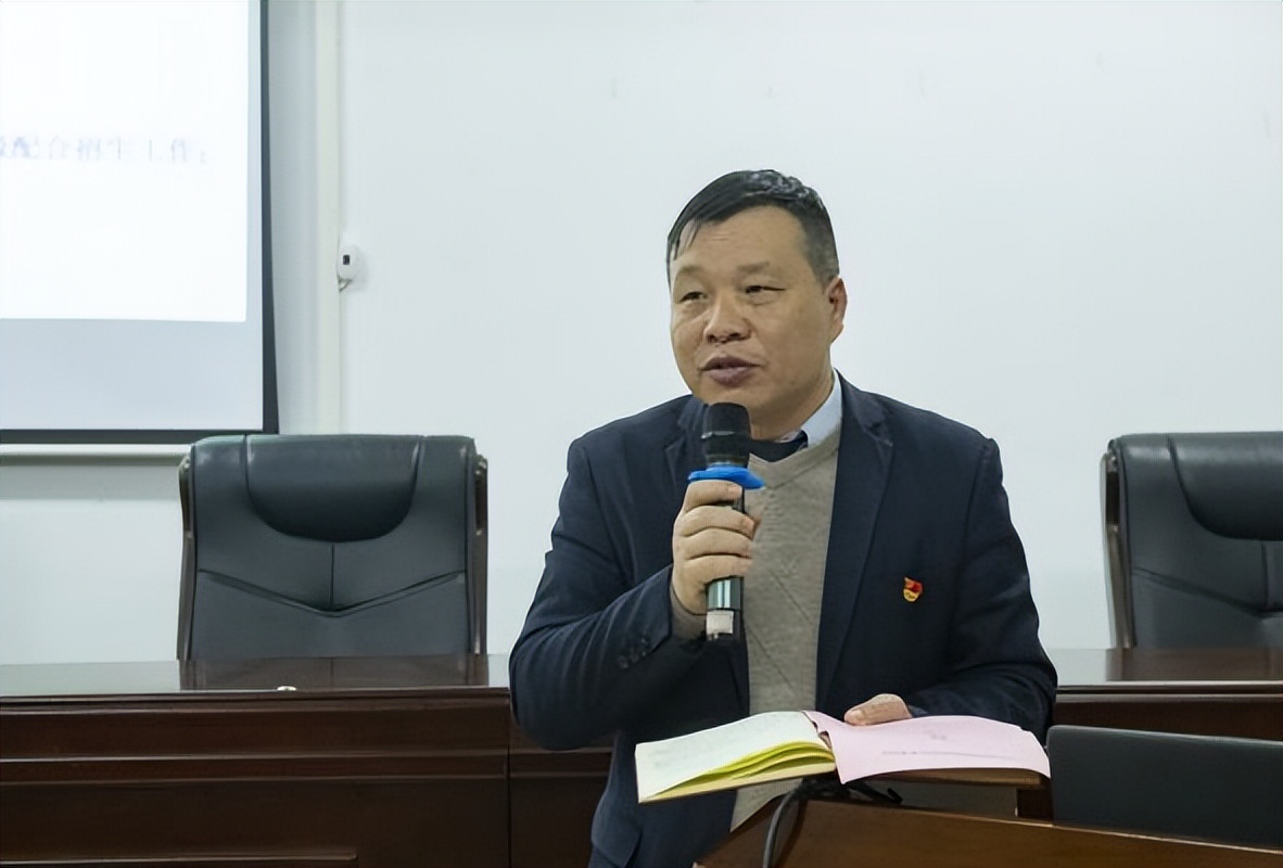 肖国林校长与各处室负责人,各专业部部长签订学校疫情防控工作责任书