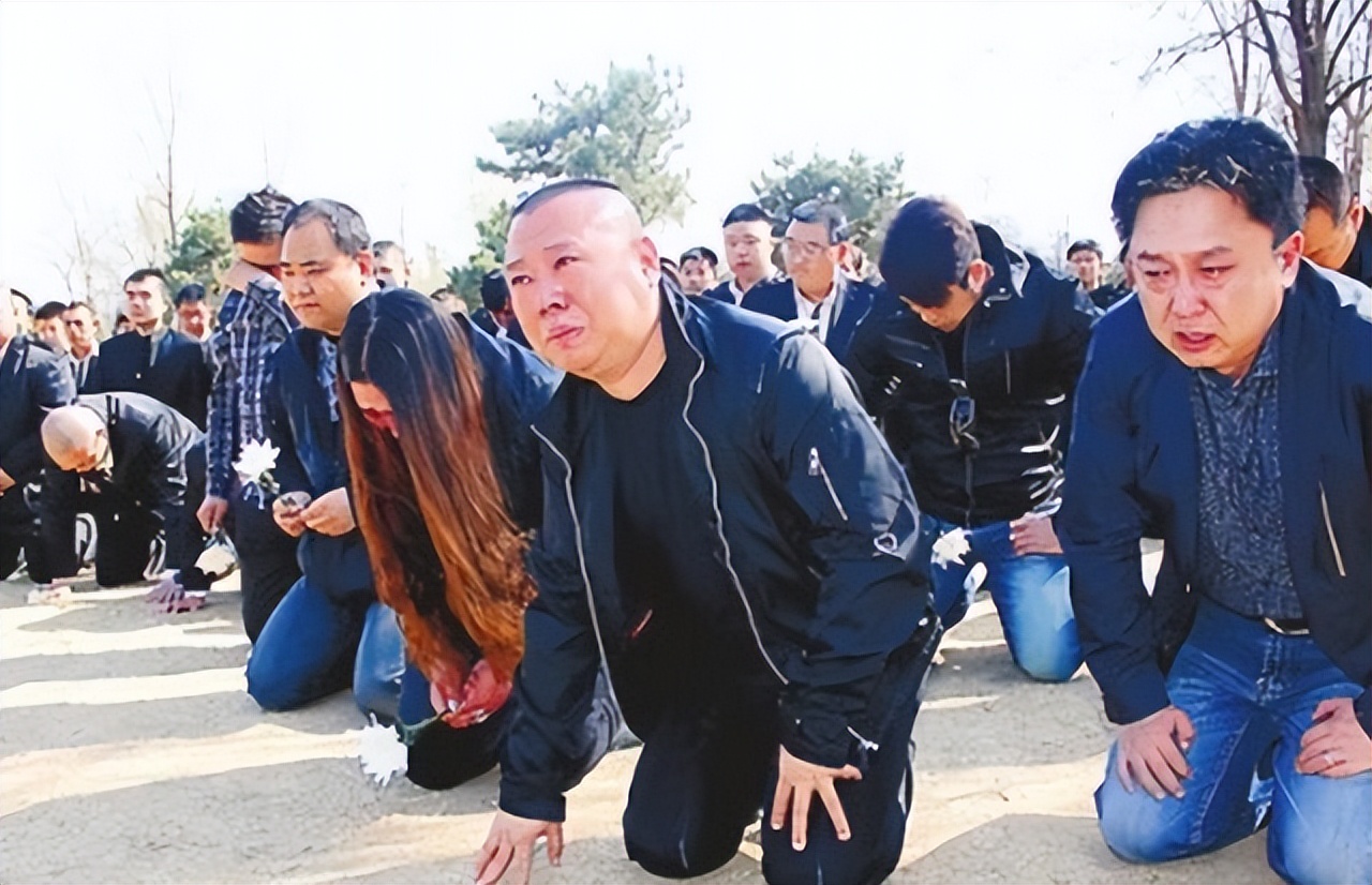 体制内演员嘲讽郭德纲:侯耀文墓地6年没见郭德纲扫墓,懂了么?