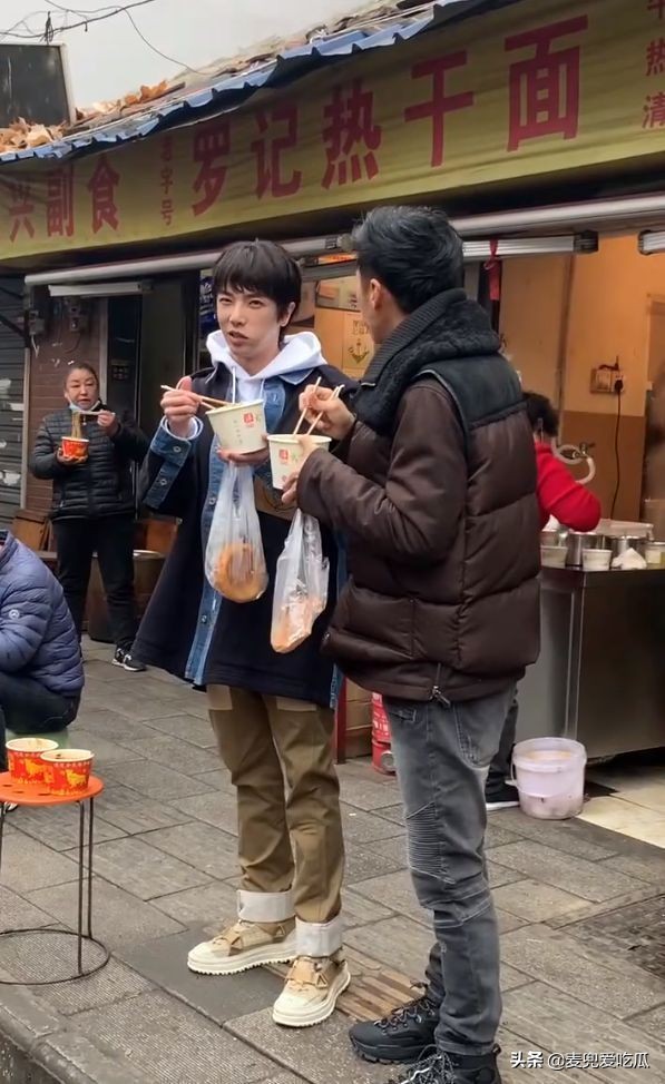 謝霆鋒華晨宇現身武漢街頭，相差10歲看不出年齡差，增高鞋引熱議