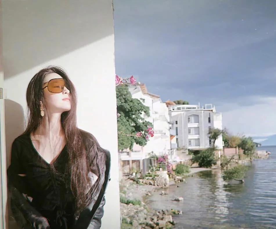 刘亦菲俏皮穿搭—别具一格，清雅脱俗，美到发光