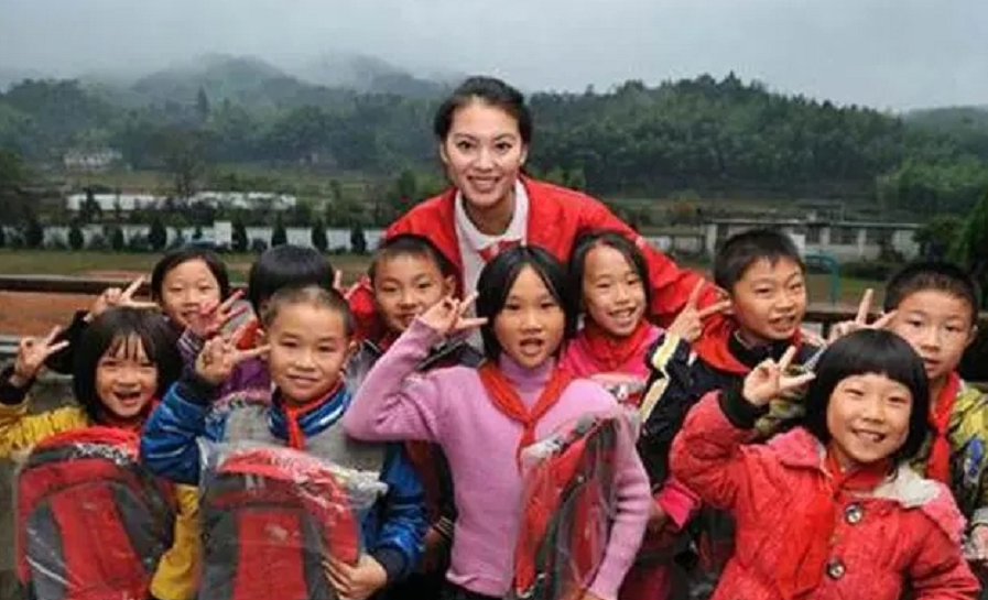 “世界小姐冠军”于文霞出身农村，2012年夺冠，后来投身公益事业