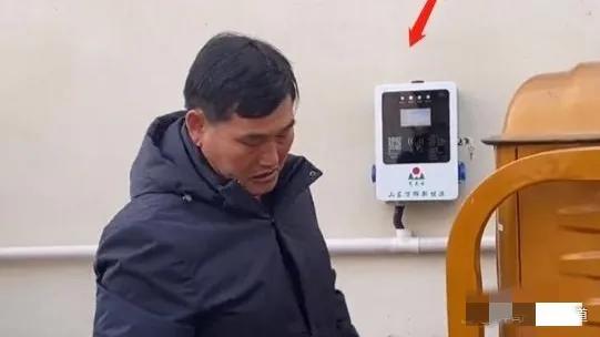大衣哥门口充电桩之谜，为啥村民强烈抵制？网友：完全是摆设