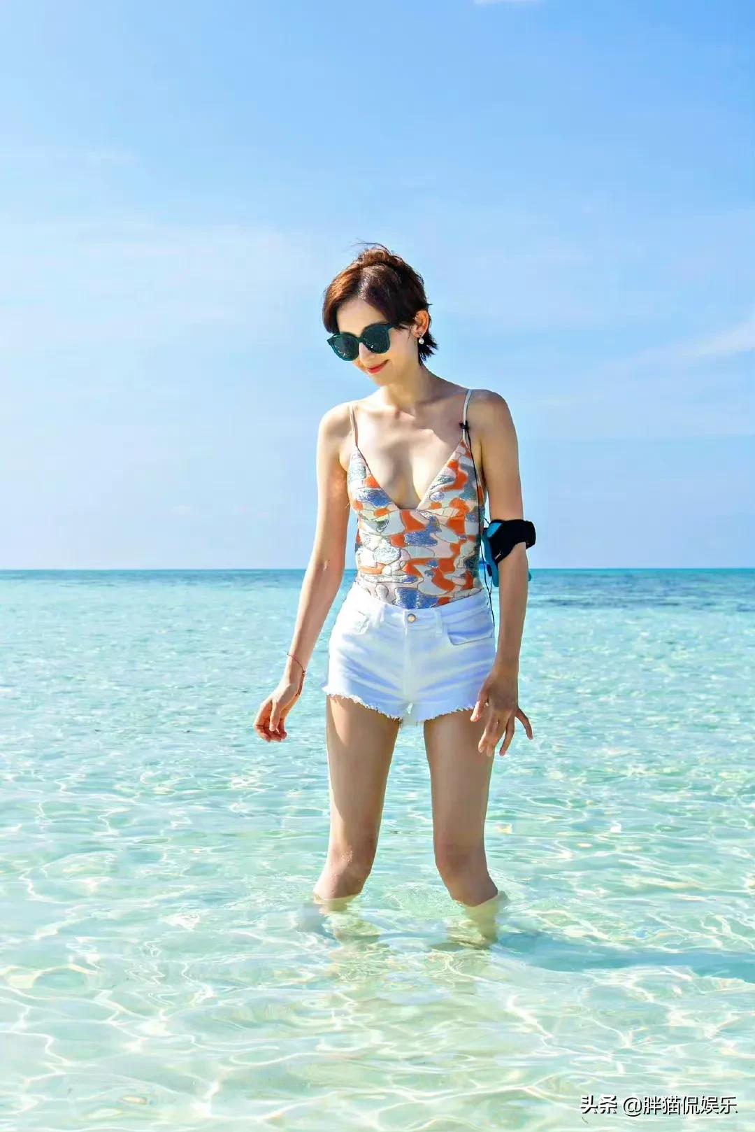 古力娜扎海边度假，彩色上衣加上白色短裤活泼又俏皮
