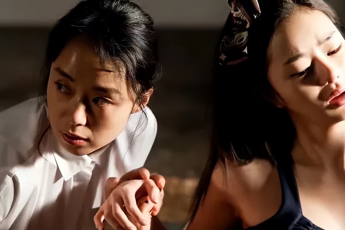 韩国私密电影《下女》,浴缸展开的阶层角逐,给足了噱头和想象力