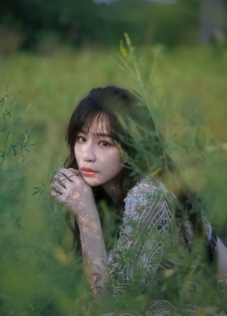 王心凌分享游玩照 漫步草丛状态好似少女