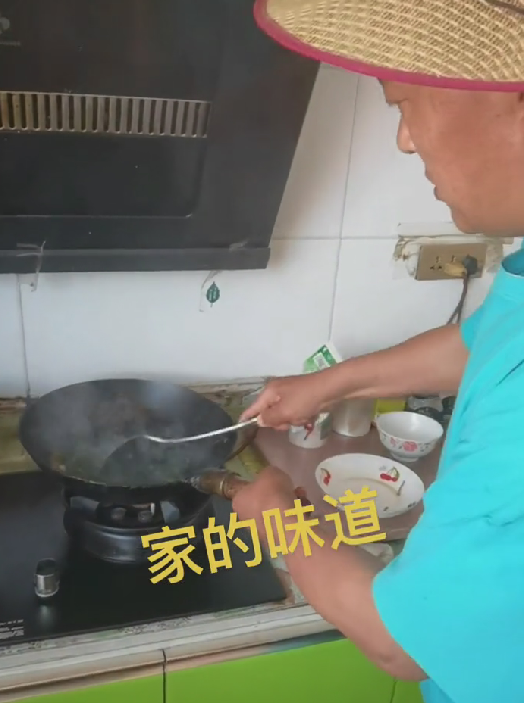 跟着赵本山赚不到钱？刘小光晒午饭：煎饼卷小葱，居住环境简陋