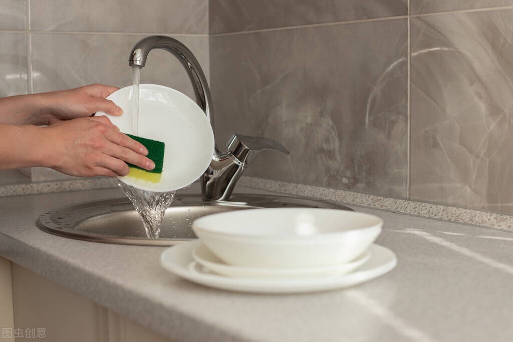 洗碗时的一些误区，应尽快改正，以免细菌积聚，危害健康