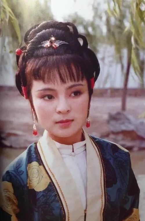 东方闻樱本色出演《红楼梦》，女孩都不和她玩，只和陈晓旭关系好