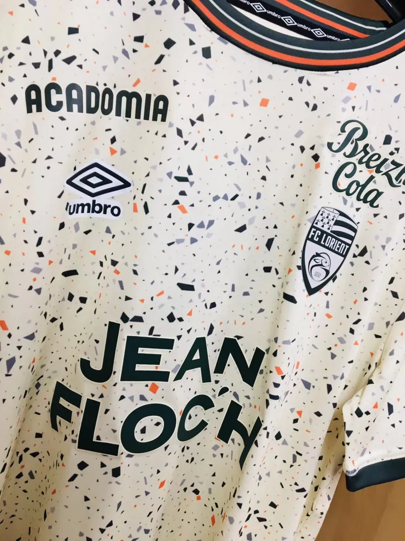 足球球服穿什么样的好（选球衣别老盯着豪门，小球会也有不少宝藏款式？）