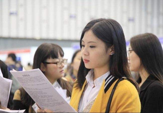 过来人坦言，毕业生签署“三方协议”需谨慎，不要太听老师的话