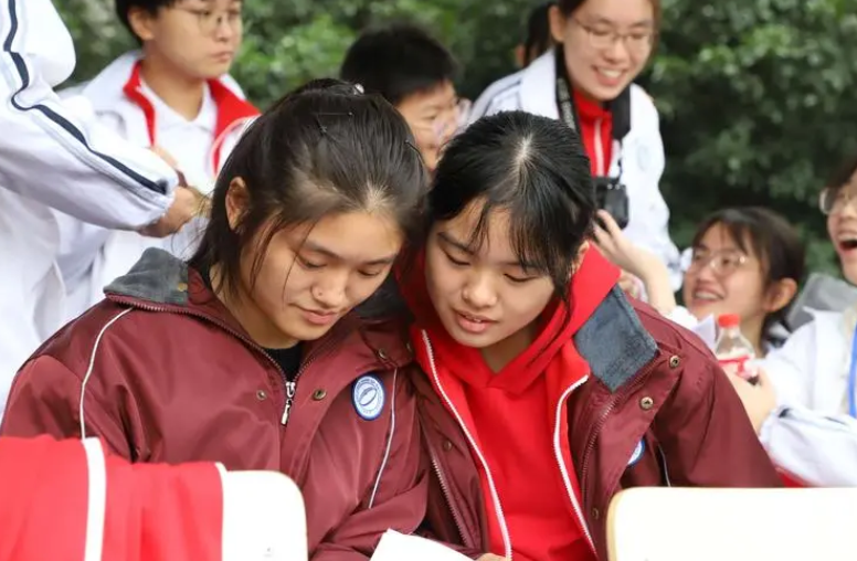 杭师大“马云”雕像被推倒？校方作出回应，和学生不无关系