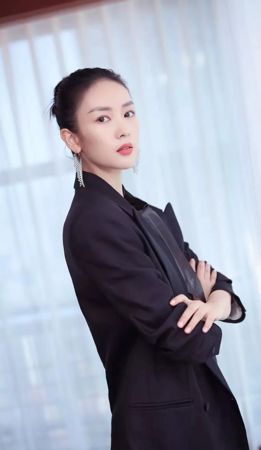 明星俏佳人：从被夸到被打,从被孤立到视后,童瑶的逆袭之路太艰难