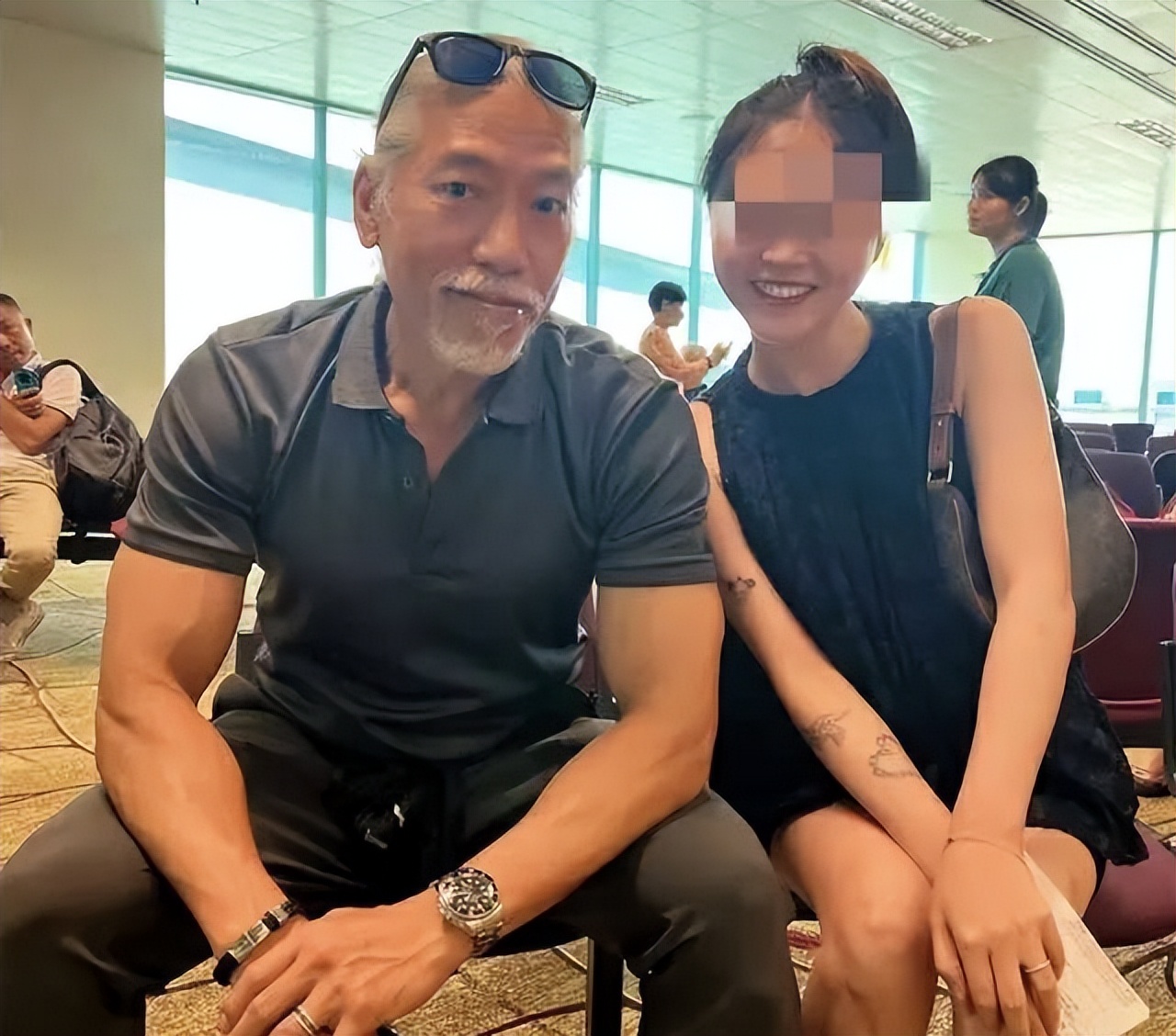 有网民在某公共场合还遇见了张耀扬,看得出他当天的心情不错,与美女